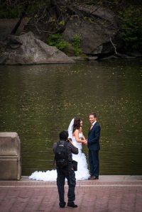 fotograf ślubny z młodą parą